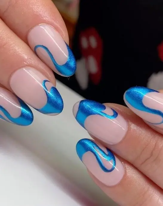 If you love the chrome trend but don’t want to wear it all over your nails, try some chrome nail art like this stunning set from @colourriotnails.